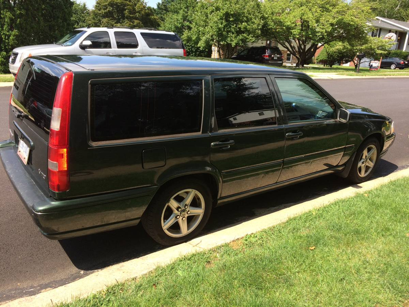 Illustration for article titled At $1,500, Could This Manual-Equipped 1998 Volvo V70 Mean it’s Time to Get Busy?